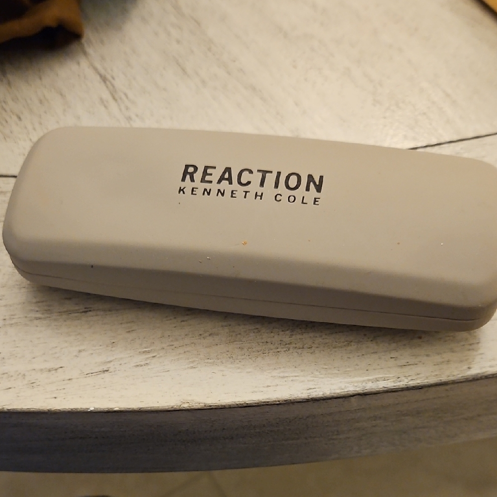 Kenneth Cole Reaction Light Gray Eyeglass Case
